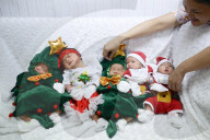 FEATURE - Neugeborene Babies werden bereits als Samichlaus verkleidet
