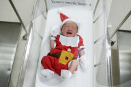 FEATURE - Neugeborene Babies werden bereits als Samichlaus verkleidet