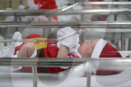 FEATURE - Neugeborene Babies werden bereits als Samichlaus verkleidet
