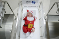 FEATURE - Neugeborene Babies werden bereits als Samichlaus verkleidet