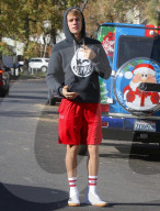 EXKLUSIV - Justin Bieber macht das Peace-Zeichen