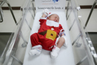 FEATURE - Neugeborene Babies werden bereits als Samichlaus verkleidet
