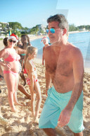PEOPLE - Simon Cowell und Lauren Silverman amüsieren sich mit einem kleinen Affen am Strand von Barbados