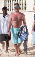 PEOPLE - Simon Cowell und Lauren Silverman amüsieren sich mit einem kleinen Affen am Strand von Barbados