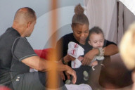 PEOPLE - Janet Jackson füttert Söhnchen Eissa 