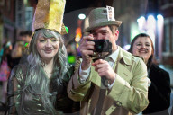 FEATURE - Üble Szenen in englischen Städten am Boxing Day