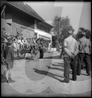 Kinder sehen bei Übung der Kriegsfeuerwehr zu, 1939