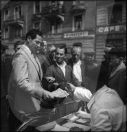 Barzahlungsgeschäft am Velomarkt in Zürich 1948