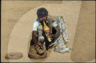 Schlangenbeschwörer mit einer Kobra, Indien 1981