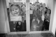 Kinder warten in der Schulzahnklinik; 1965