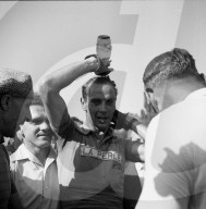 TdF 1951: Hugo Koblet leert sich Wasser über Kopf, Genf