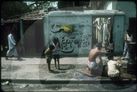 Mann wäscht seine Haare, Strassen von Cochin, 1981