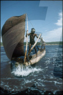 Einheimische mit Einbaum, Fischerboot, Indien 1981