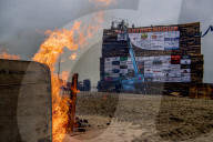 FEATURE - Vorbereitungen für das grosse Funkenfeuer am Strand von Scheveningen