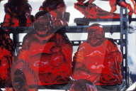 Rote Buddha-Statuen