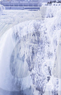 FEATURE - Eiszapfenkalt: Touristen besuchen die Niagara Fälle
