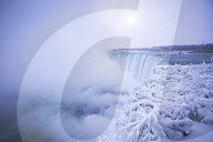 FEATURE - Eiszapfenkalt: Touristen besuchen die Niagara Fälle