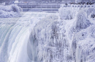 FEATURE - Eiszapfenkalt: Touristen besuchen die Niagara Fälle