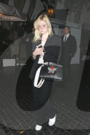 EXKLUSIV - Elle Fanning besteigt in Begleitung das falsche Uber Auto beim Chateau Marmont