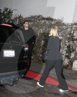 EXKLUSIV - Elle Fanning besteigt in Begleitung das falsche Uber Auto beim Chateau Marmont