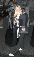 EXKLUSIV - Elle Fanning besteigt in Begleitung das falsche Uber Auto beim Chateau Marmont