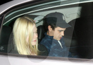 EXKLUSIV - Elle Fanning besteigt in Begleitung das falsche Uber Auto beim Chateau Marmont