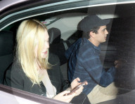 EXKLUSIV - Elle Fanning besteigt in Begleitung das falsche Uber Auto beim Chateau Marmont