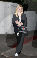EXKLUSIV - Elle Fanning besteigt in Begleitung das falsche Uber Auto beim Chateau Marmont