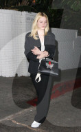 EXKLUSIV - Elle Fanning besteigt in Begleitung das falsche Uber Auto beim Chateau Marmont