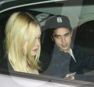 EXKLUSIV - Elle Fanning besteigt in Begleitung das falsche Uber Auto beim Chateau Marmont