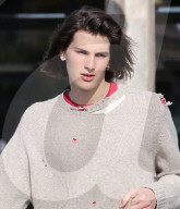 EXKLUSIV - Pierce Brosnan's Sohn Dylan dünn und im löchrigen Pullover unterwegs