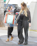 PEOPLE - Hilary Duff mit Luca in LA unterwegs