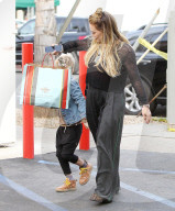 PEOPLE - Hilary Duff mit Luca in LA unterwegs