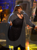 PEOPLE - Promis singen in 'Jools' Annual Hootenanny' TV Show