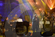 PEOPLE - Promis singen in 'Jools' Annual Hootenanny' TV Show