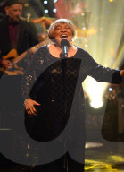 PEOPLE - Promis singen in 'Jools' Annual Hootenanny' TV Show