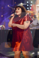 PEOPLE - Promis singen in 'Jools' Annual Hootenanny' TV Show