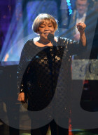 PEOPLE - Promis singen in 'Jools' Annual Hootenanny' TV Show