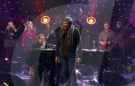 PEOPLE - Promis singen in 'Jools' Annual Hootenanny' TV Show