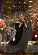 PEOPLE - Promis singen in 'Jools' Annual Hootenanny' TV Show