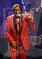 PEOPLE - Promis singen in 'Jools' Annual Hootenanny' TV Show