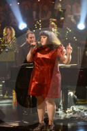 PEOPLE - Promis singen in 'Jools' Annual Hootenanny' TV Show