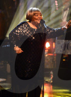 PEOPLE - Promis singen in 'Jools' Annual Hootenanny' TV Show