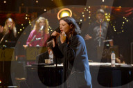 PEOPLE - Promis singen in 'Jools' Annual Hootenanny' TV Show