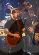 PEOPLE - Promis singen in 'Jools' Annual Hootenanny' TV Show