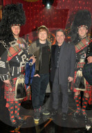 PEOPLE - Promis singen in 'Jools' Annual Hootenanny' TV Show