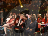 PEOPLE - Promis singen in 'Jools' Annual Hootenanny' TV Show