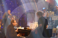 PEOPLE - Promis singen in 'Jools' Annual Hootenanny' TV Show
