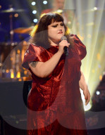 PEOPLE - Promis singen in 'Jools' Annual Hootenanny' TV Show