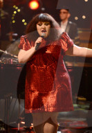 PEOPLE - Promis singen in 'Jools' Annual Hootenanny' TV Show